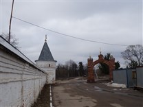 Достопримечательности Можайска. Ферапонтов Лужецкий Можайский монастырь. Возле восточной стены