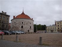 . Круглая башня Выборгской крепости. Вид с Рыночной площади