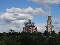 Достопримечательности Рязани. Набережная реки Трубеж. Вид на кремль со стороны Преображенской церкви