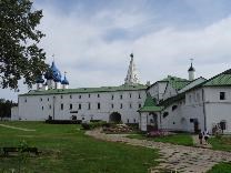 Достопримечательности Суздаля. Суздальский Кремль. Вид на кремль со стороны реки Каменка