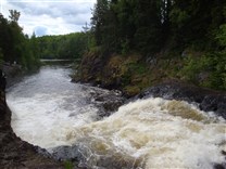 . Водопад Кивач. Вода стремится сквозь скалы