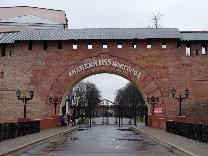 Достопримечательности Великого Новгорода. Новгородский Детинец (кремль). Ворота со стороны Софийской площади