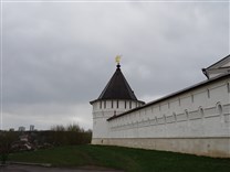 Достопримечательности Серпухова. Высоцкий мужской монастырь. Вид на северо-западную башню со стороны реки