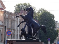 Достопримечательности Санкт-Петербурга. Аничков мост. Укротитель коня (юго-восточная скульптура)
