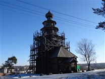 Достопримечательности Торжка. Церковь Вознесения Господня (деревянная). Церковь ранней весной