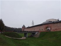 Достопримечательности Великого Новгорода. Новгородский Детинец (кремль). Мост к западным воротам