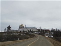 Достопримечательности Можайска. Ферапонтов Лужецкий Можайский монастырь. Вид со стороны Москвы-реки