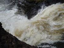 . Водопад Кивач. Бурлящий поток