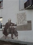 Достопримечательности Боровска. Памятник К.Э. Циолковскому. Фреска на стоящем рядом здании