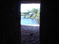 Достопримечательности Старой Ладоги. Староладожская крепость. Вид через бойницу