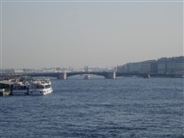 Достопримечательности Санкт-Петербурга. Река Нева. Дворцовый мост (вид с Благовещенского моста)