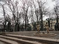 Достопримечательности Москвы. Дети — жертвы пороков взрослых. Скульптурная композиция в левой части
