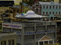 Достопримечательности Санкт-Петербурга. Гранд-макет Россия. Летающая тарелка (висит в воздухе)