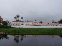 Достопримечательности Тихвина. Богородичный Тихвинский Успенский монастырь. Вид с улицы Римского-Корсакова