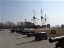 . Копия корабля Гото Предестинация. Пушки на Адмиралтейской площади
