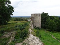 . Копорская крепость. Руины стены и Средняя башня