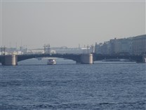 Достопримечательности Санкт-Петербурга. Река Нева. Дворцовый мост (вид с Благовещенского моста)