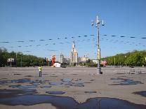 Достопримечательности Москвы. Воробьёвы горы. Возле здания МГУ