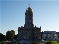 . Знаменская церковь в Дубровицах. Вид со стороны кургана