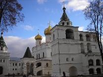 Достопримечательности Костромы. Ипатьевский монастырь. Троицкий собор и звонница