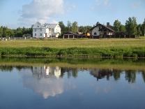 Достопримечательности Твери. Лагерь КомпьютериЯ. Коттеджи на противоположном берегу