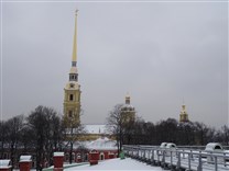 Достопримечательности Санкт-Петербурга. Петропавловская крепость. Вид на собор с Нарышкина бастиона