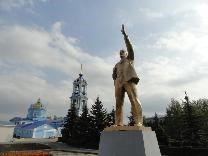 Достопримечательности Задонска. Памятник Ленину. На фоне Успенской церкви