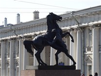 Достопримечательности Санкт-Петербурга. Аничков мост. Юноша, берущий коня под уздцы (юго-западная скульптура)