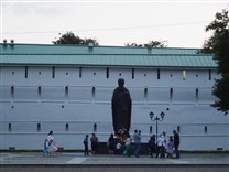 Достопримечательности Сергиева Посада. Памятник Сергию Радонежскому. Вечерний вид