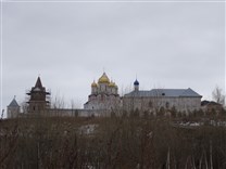 Достопримечательности Можайска. Ферапонтов Лужецкий Можайский монастырь. Вид со стороны Москвы-реки