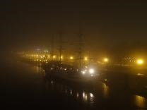 Достопримечательности Великого Новгорода. Пешеходный мост через Волхов (Горбатый мост). Волхов в тумане