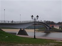 Достопримечательности Великого Новгорода. Пешеходный мост через Волхов (Горбатый мост).  