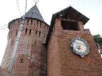 Достопримечательности Смоленска. Смоленская крепостная стена. Часы возле Громовой башни