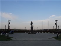 Достопримечательности Боровска. Центральная площадь. Памятник адмиралу Сенявину