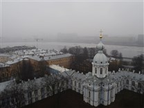 Достопримечательности Санкт-Петербурга. Смольный монастырь. Вид на Неву из северо-западной башни собора