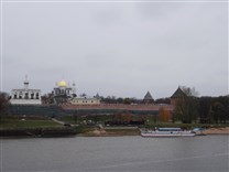 Достопримечательности Великого Новгорода. Новгородский Детинец (кремль). Вид со стороны Волхова