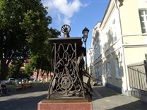 . Памятник швейной машинке Зингер.  