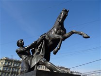 Достопримечательности Санкт-Петербурга. Аничков мост. Укротитель коня (северо-восточная скульптура)