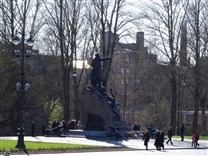 Достопримечательности Санкт-Петербурга. Памятник адмиралу Макарову. Вид со стороны собора