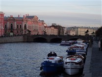 Достопримечательности Санкт-Петербурга. Река Фонтанка. Вид на Аничков мост со стороны Шуваловского дворца