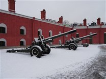 Достопримечательности Санкт-Петербурга. Петропавловская крепость. Пушки времён Великой Отечественной войны