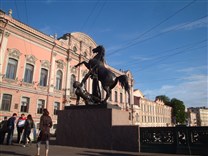 Достопримечательности Санкт-Петербурга. Аничков мост. Укротитель коня (юго-восточная скульптура)