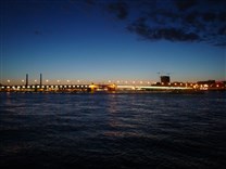 Достопримечательности Санкт-Петербурга. Река Нева. Мост Александра Невского в белую ночь