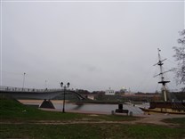 Достопримечательности Великого Новгорода. Пешеходный мост через Волхов (Горбатый мост). Вид с набережной
