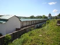 Достопримечательности Торжка. Борисоглебский монастырь. Отреставрированная часть стены