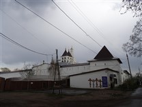 Достопримечательности Серпухова. Введенский Владычный женский монастырь. Крепостные стены и клетка с павлинами