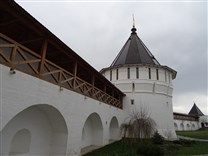 Достопримечательности Серпухова. Высоцкий мужской монастырь. Крепостная стена с башнями