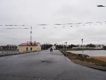 Достопримечательности Великого Новгорода. Пешеходный мост через Волхов (Горбатый мост). Выход к мосту со стороны кремля