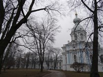 Достопримечательности Санкт-Петербурга. Смольный монастырь. Аллея вдоль корпусов