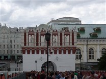 Достопримечательности Москвы. Московский кремль. Вход для туристов по Троицкому мосту